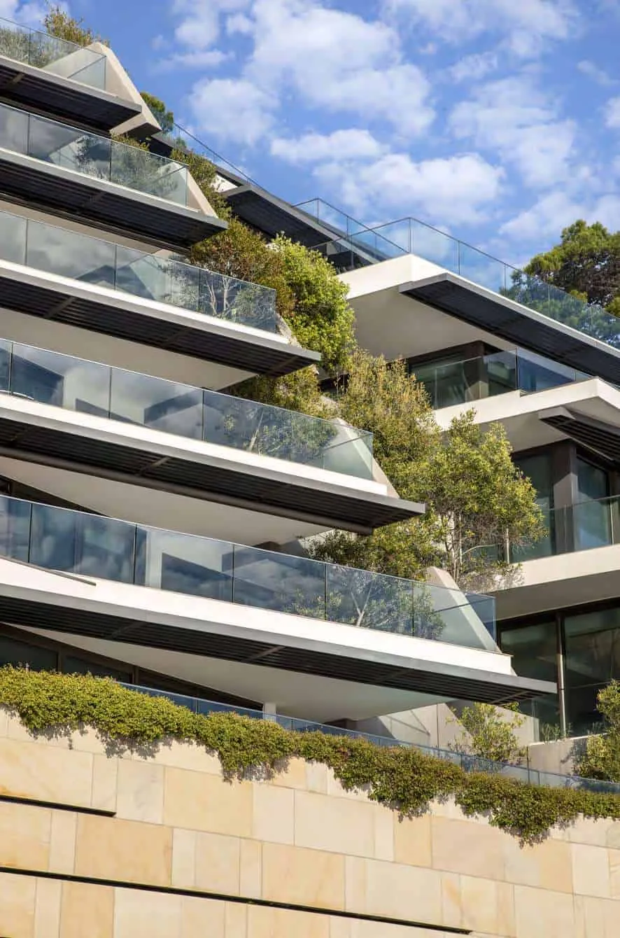 Klifton Terraces od SAOTA: Oceaniczny luksusowy dom harmonijnie zintegrowany ze sklepem Kaptauna