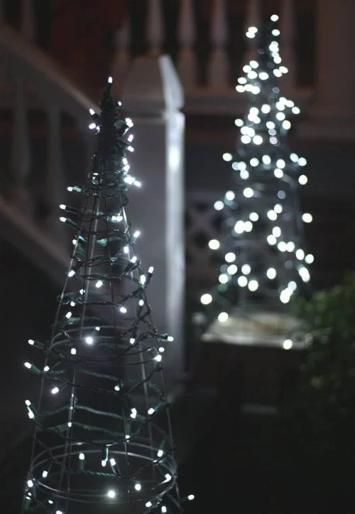 15. DIY: Luces de Navidad en un árbol navideño hechas con rejilla de cable
