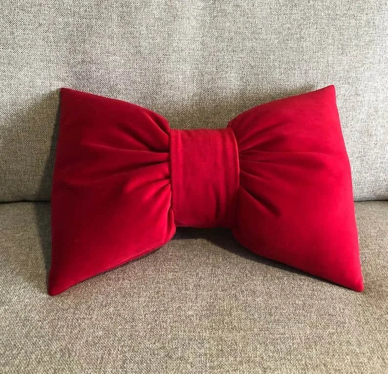 11. 红色丝绒缎面蝴蝶结造型独特靠垫