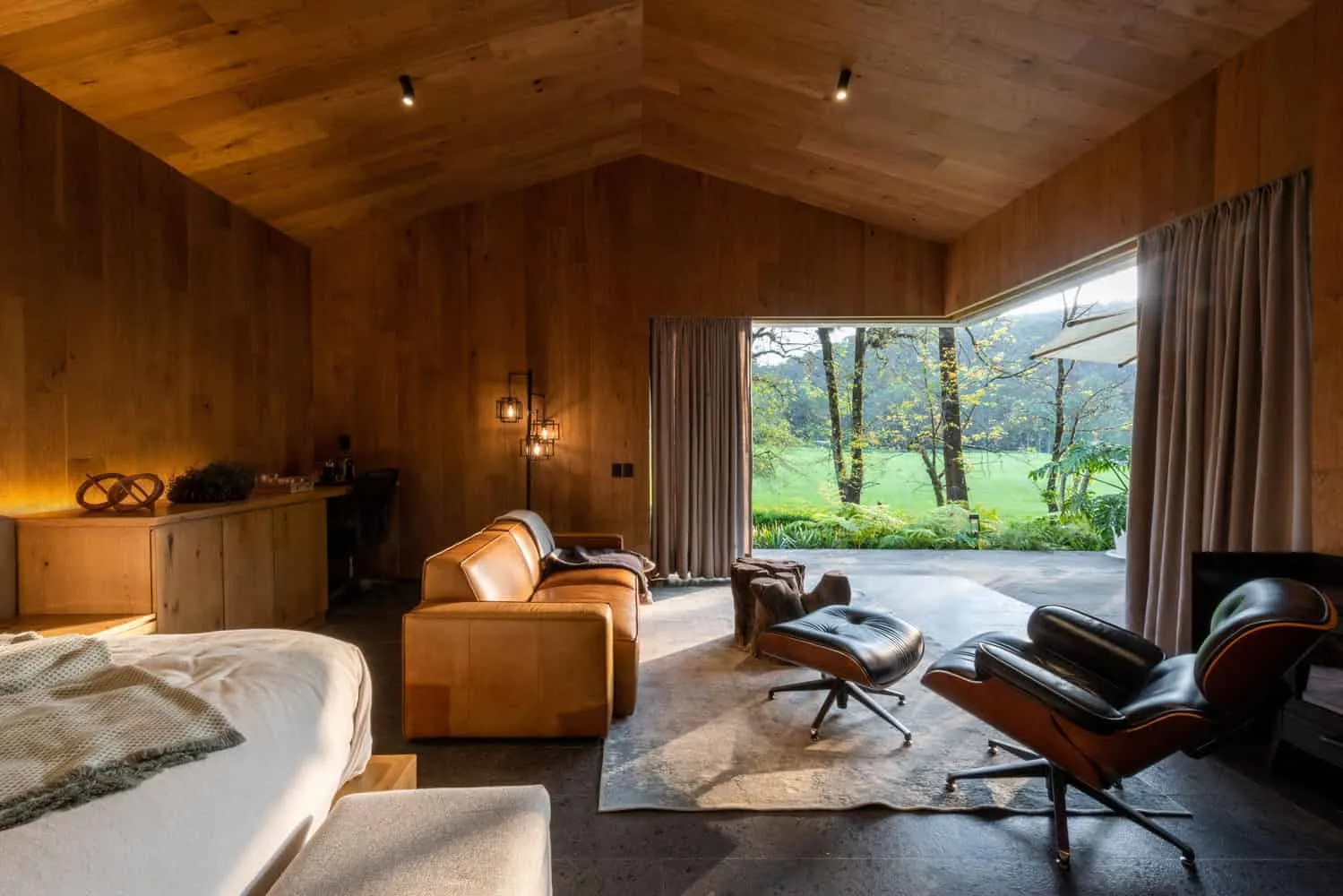 VR Cabin by CRB Arquitectos in Valle de Bravo, Mexico