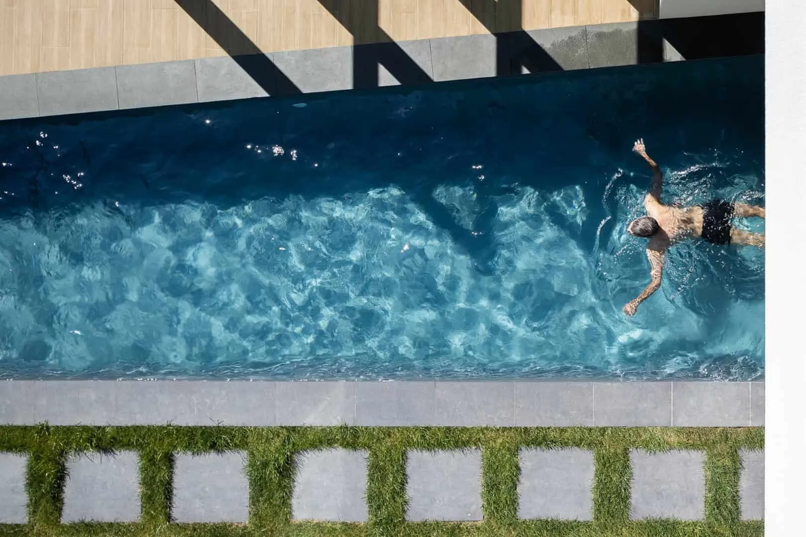 弗拉里建筑网络在葡萄牙阿维罗的对角线住宅