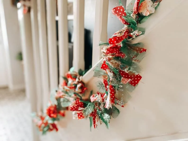 7. Grüne und rote Weihnachtsgirlande aus Stoff