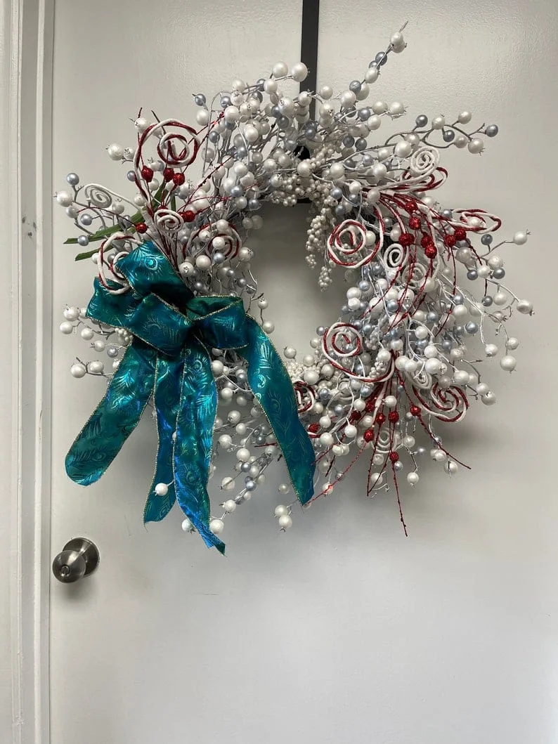 7. 银白球装饰的人造圣诞花环