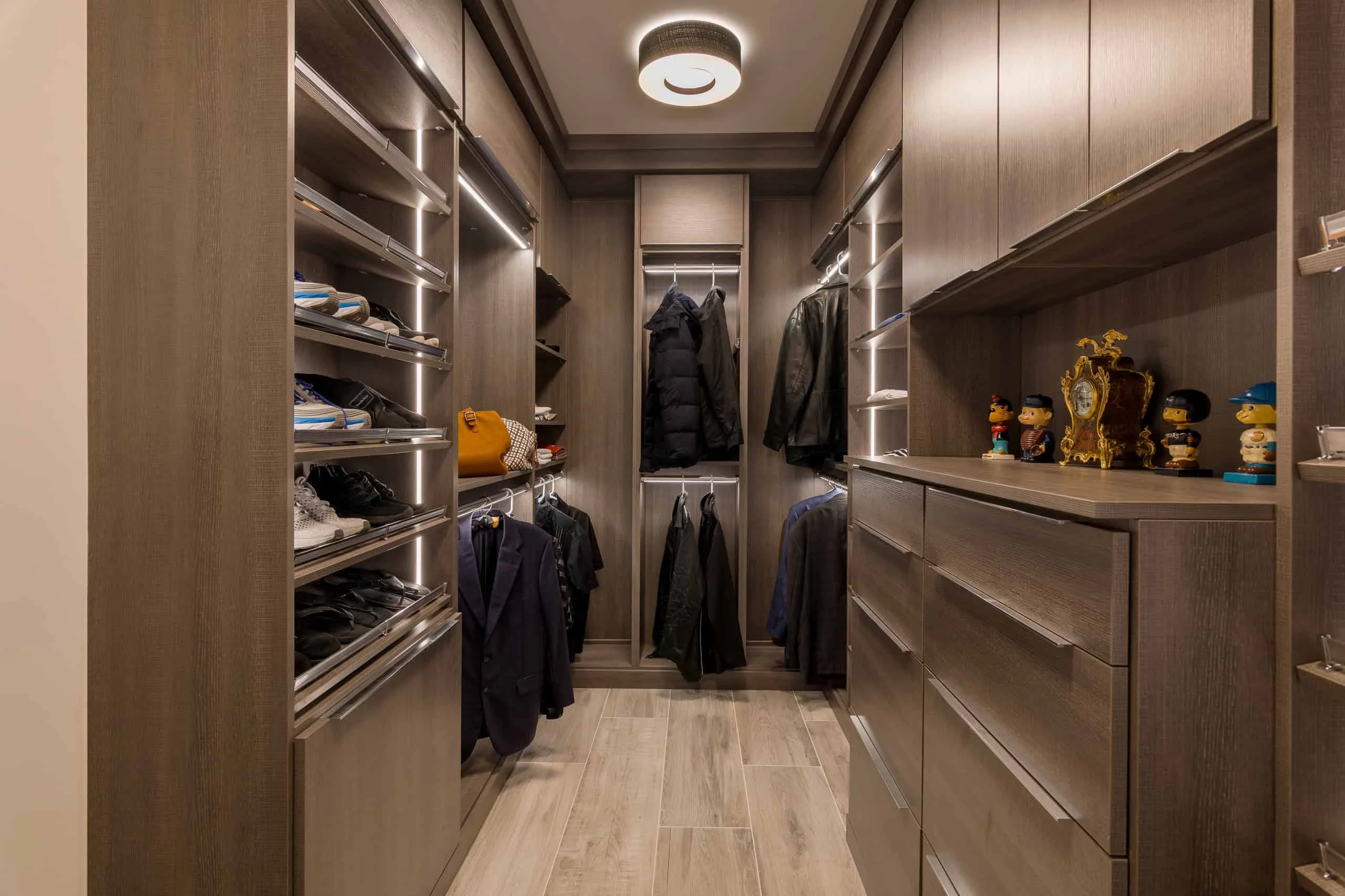 10. Роскошна сучасна гардеробна