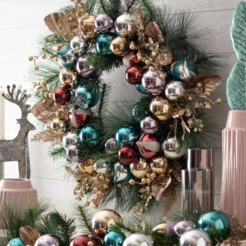 15. 复古风格圣诞装饰花环，松枝、金色叶片和浆果