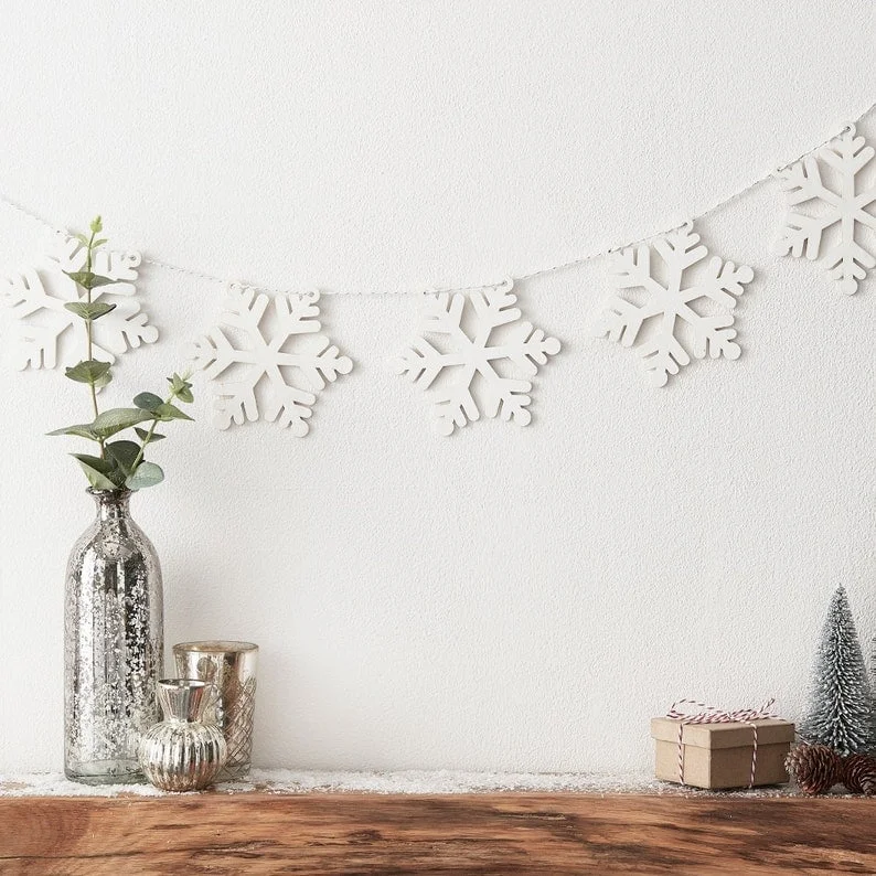 11. Adorno de madera con copos de nieve