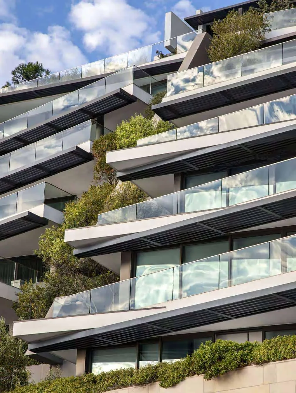 Klifton Terraces od SAOTA: Oceaniczny luksusowy dom harmonijnie zintegrowany ze sklepem Kaptauna