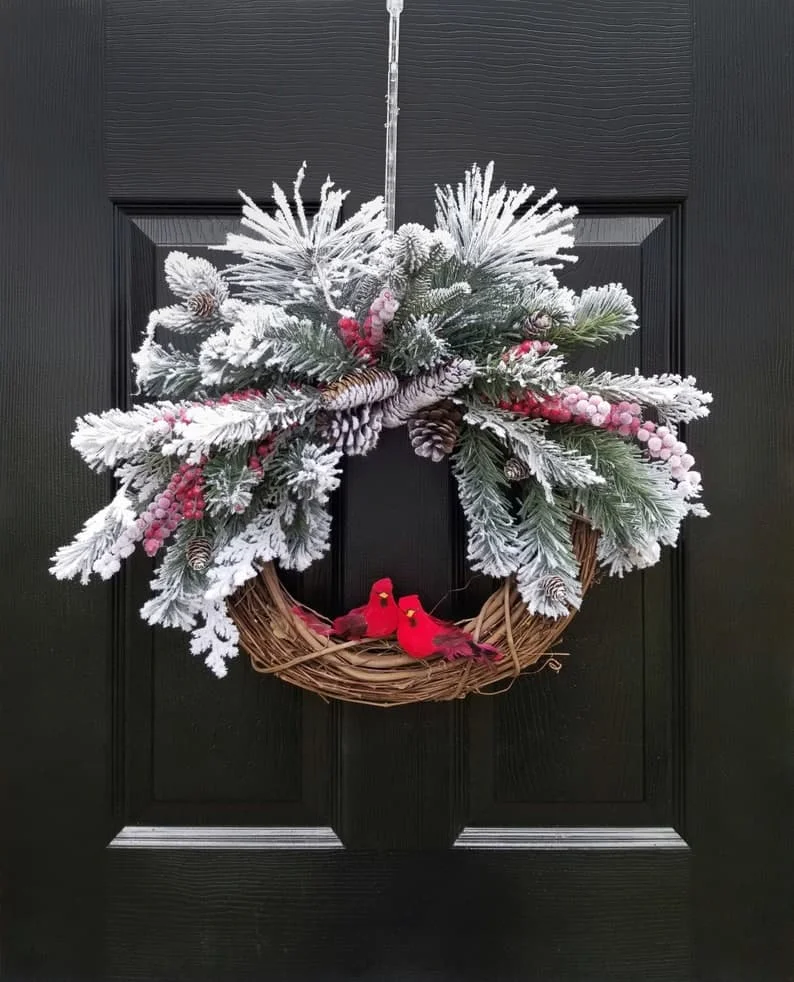 5. 松枝、红色浆果和雪景冬季圣诞花环