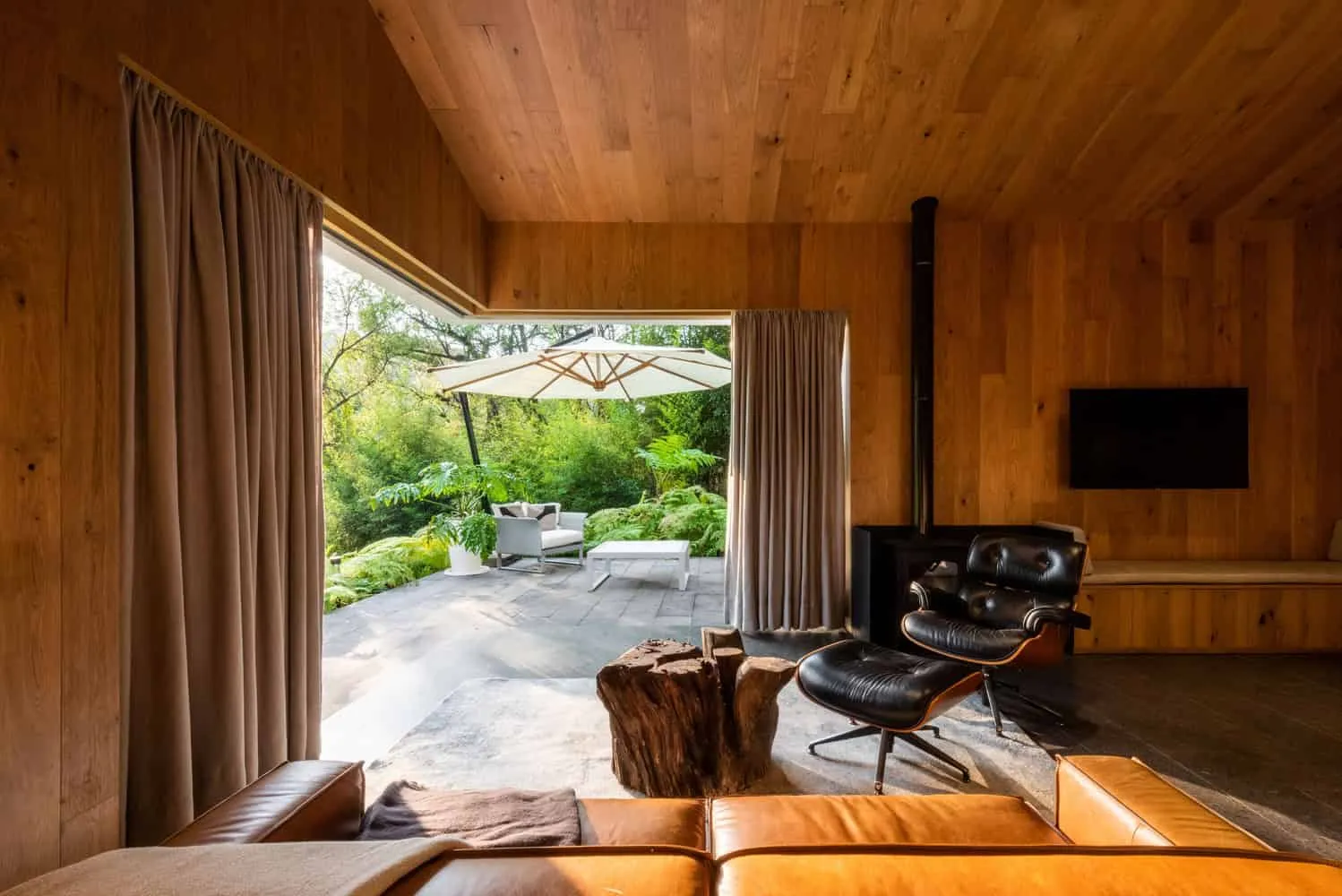 VR Cabin by CRB Arquitectos in Valle de Bravo, Mexico