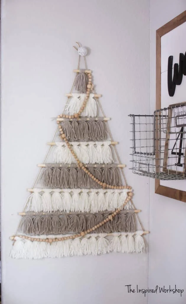 8. Hacer un portabrosas en forma de árbol navideño con algodón