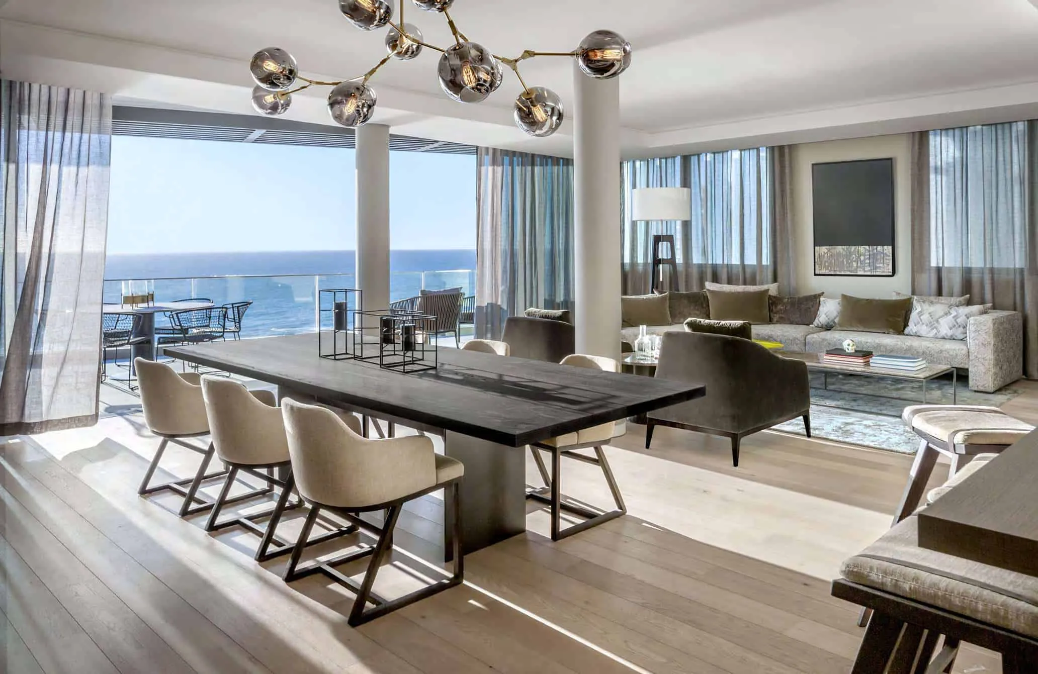 Klifton Terraces od SAOTA: Oceaniczny luksusowy dom harmonijnie zintegrowany ze sklepem Kaptauna