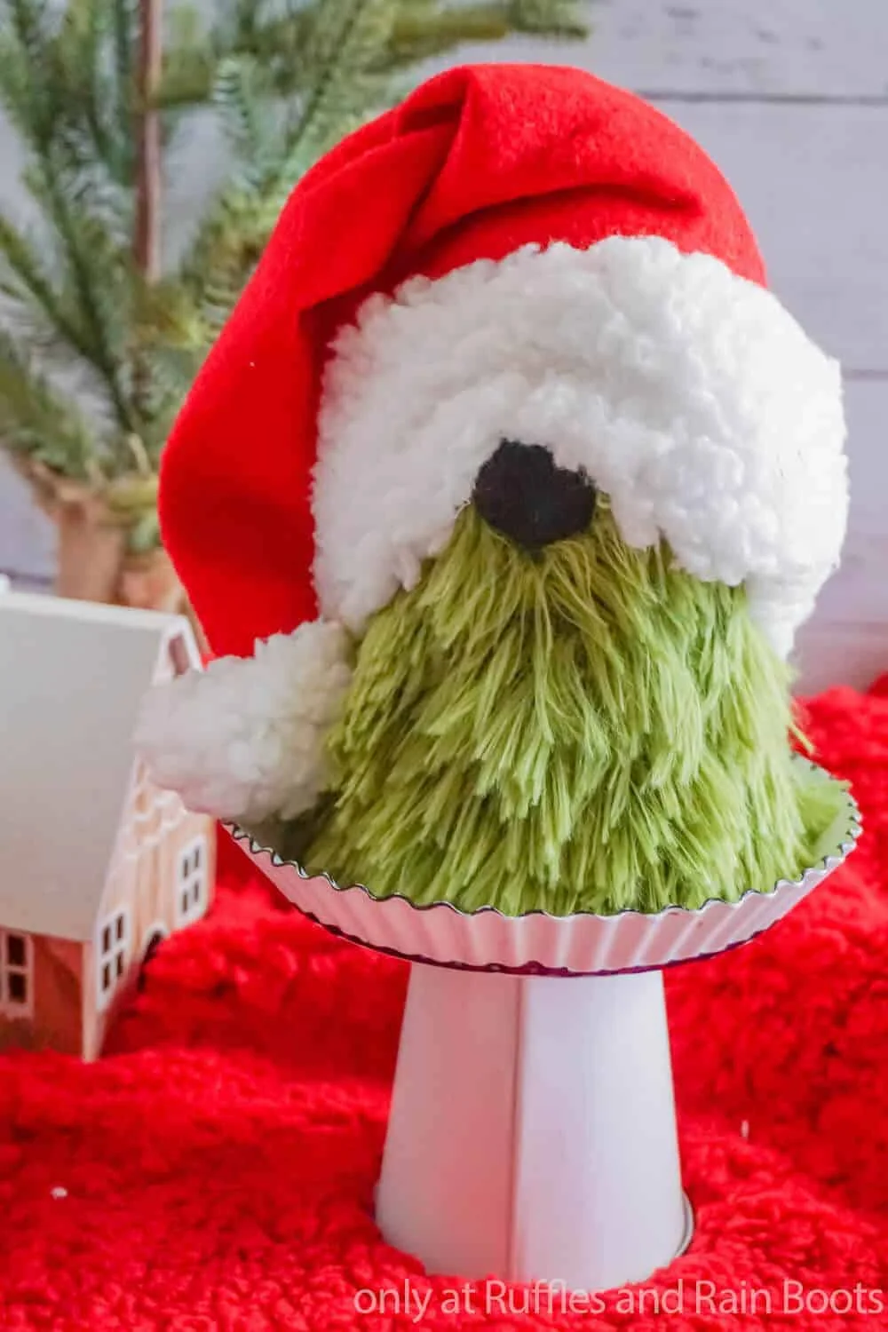 7. Duende de Dollar Tree con Grinch