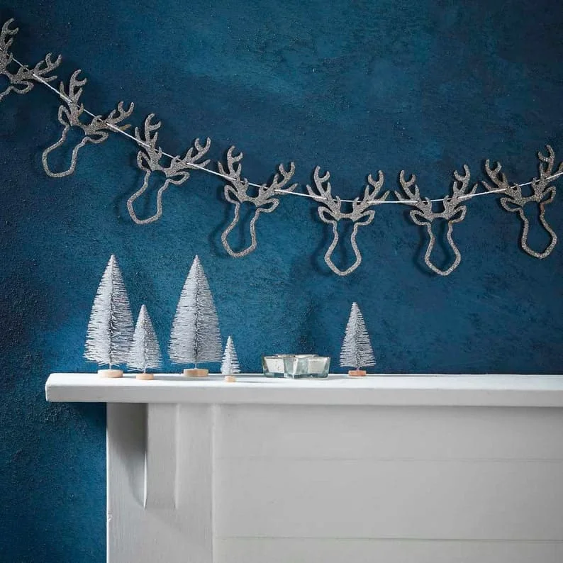 12. Adorno de madera con cabeza de ciervo