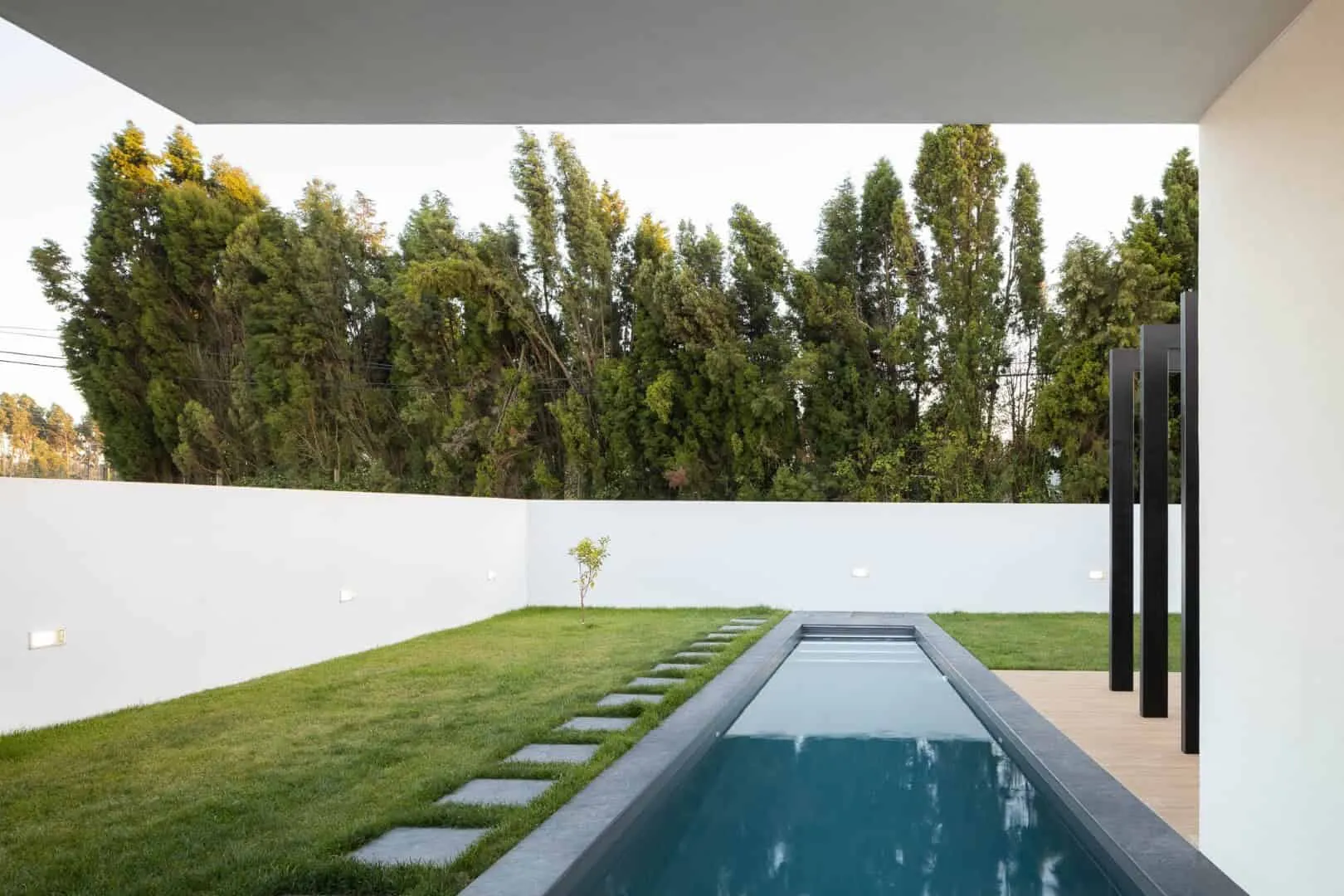 弗拉里建筑网络在葡萄牙阿维罗的对角线住宅