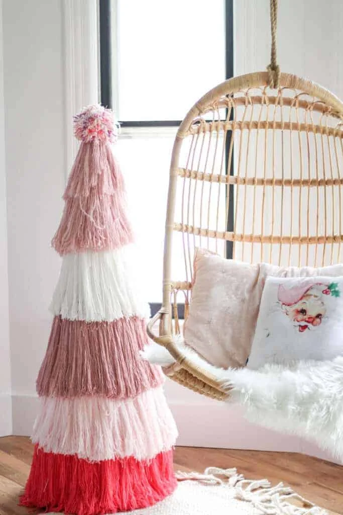 15. Árbol de Navidad con lana rosada