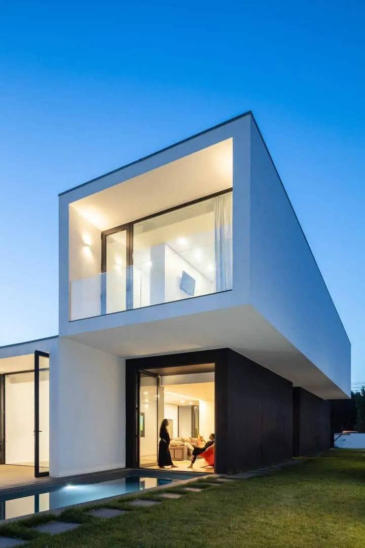 弗拉里建筑网络在葡萄牙阿维罗的对角线住宅