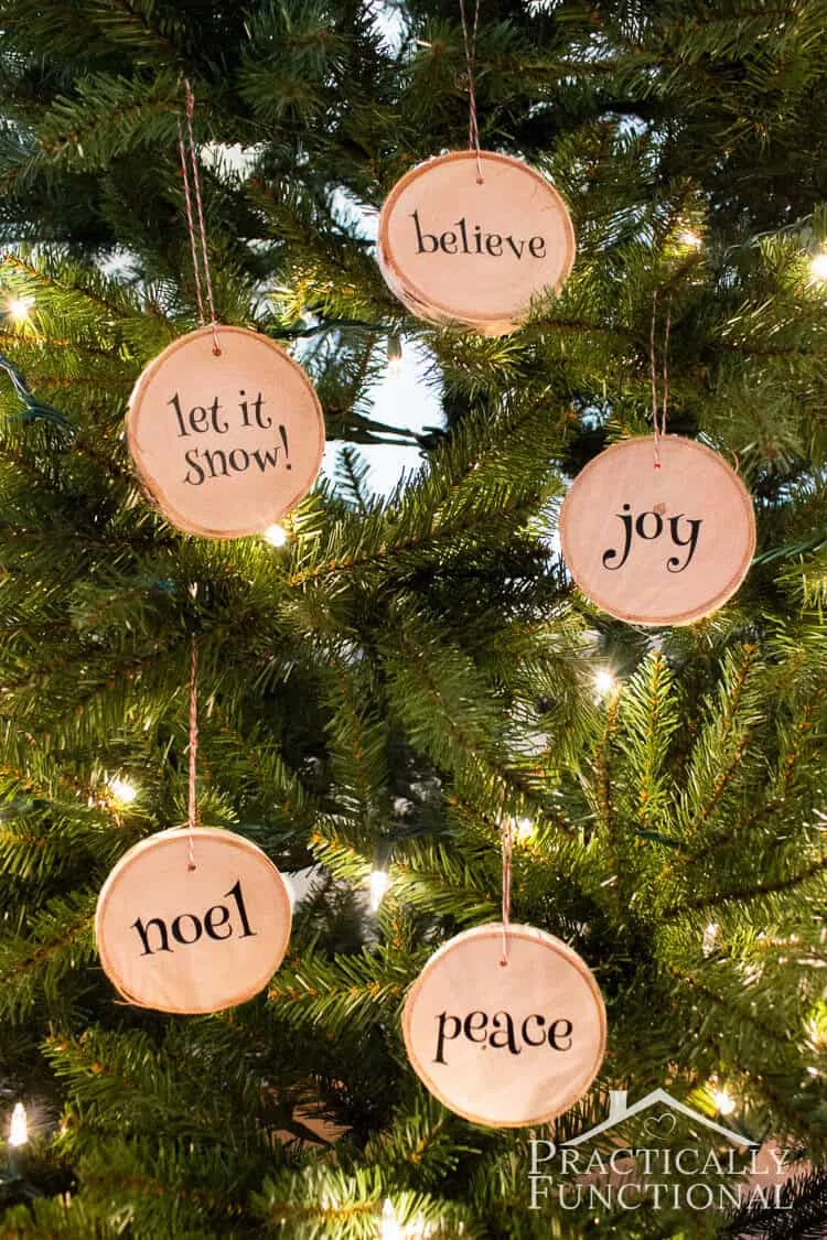 7. Adornos navideños DIY con madera cortada
