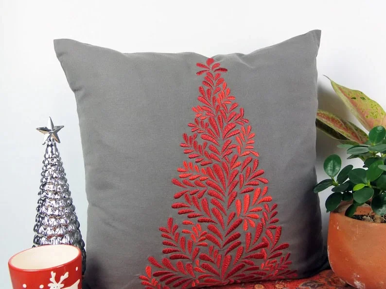 15. 灰色亚麻布绣花靠垫