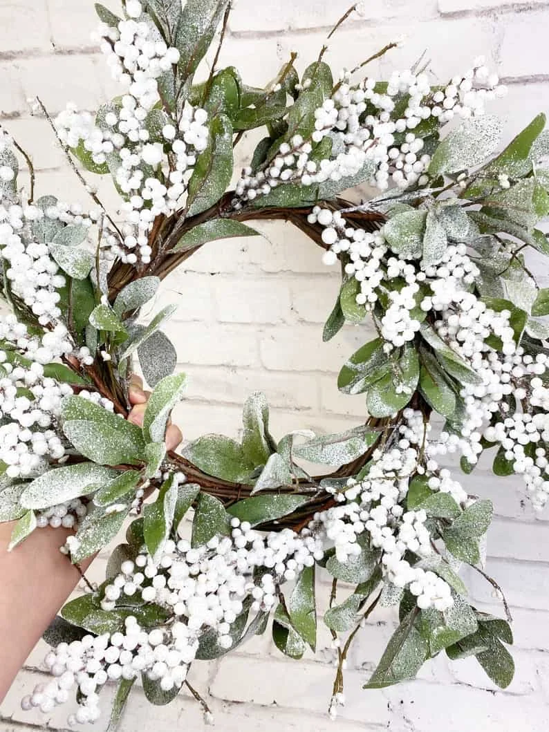 10. 农场白色浆果冬季花环