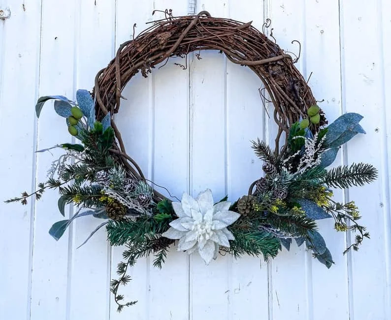 14. 橄榄叶、桉树、松枝和葡萄藤冬季花环