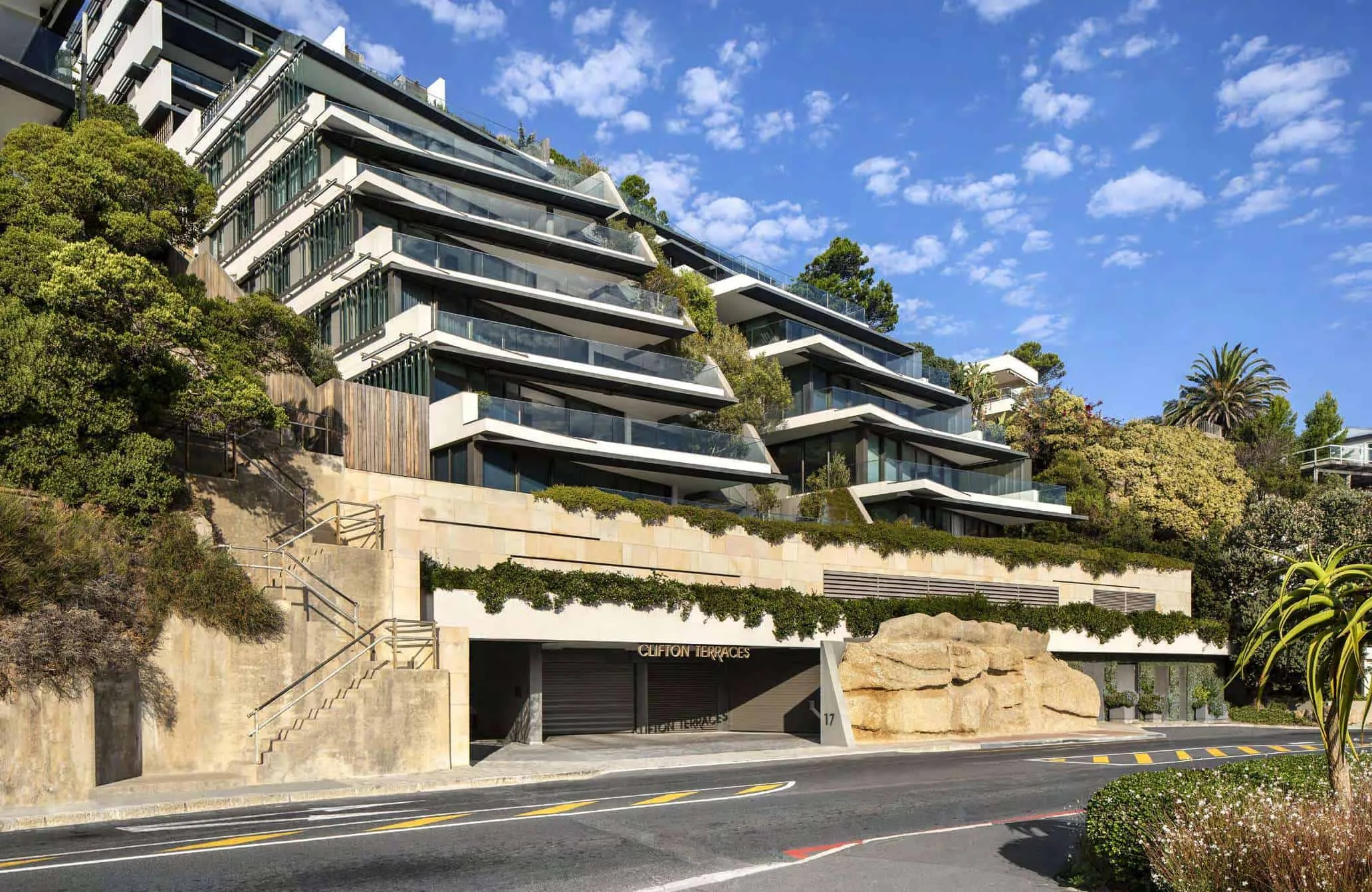 Klifton Terraces od SAOTA: Oceaniczny luksusowy dom harmonijnie zintegrowany ze sklepem Kaptauna