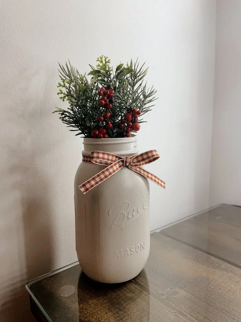 8. Rustikales weißes Glas mit Winterblumenstrauß