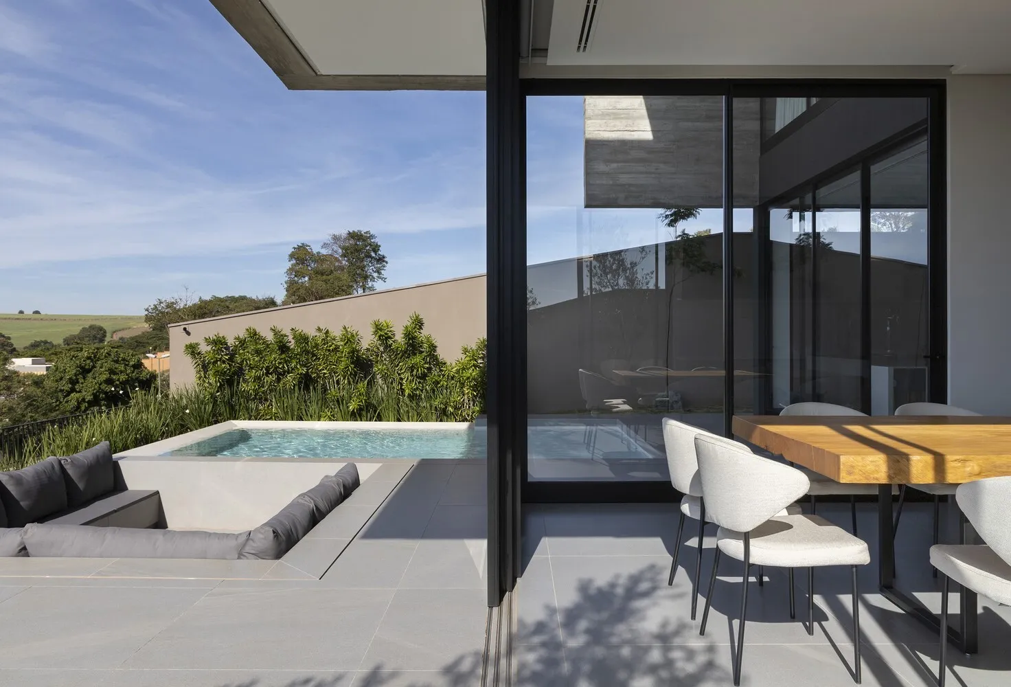 N2B Arquitetura的BC住宅：融入里贝拉乌普雷托坡地的现代建筑