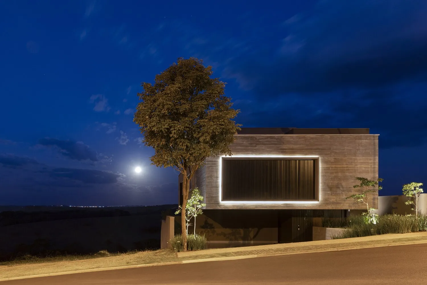 N2B Arquitetura的BC住宅：融入里贝拉乌普雷托坡地的现代建筑