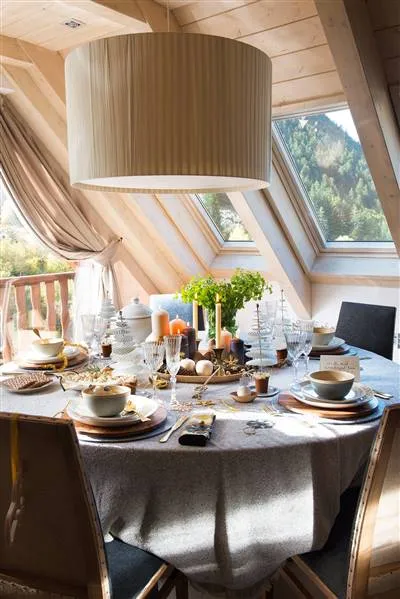 Kleiner Bergdoppelhaus mit nordischen Elementen in weißen und Holzmateria