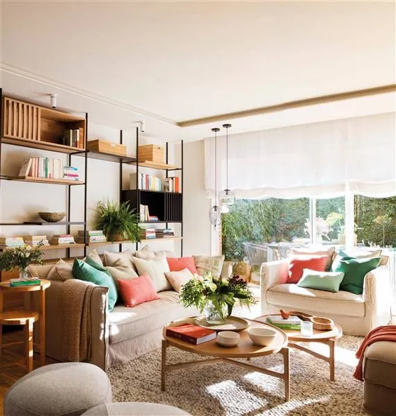 占据整面墙的客厅家具