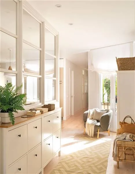 如何在小玄关中组织秩序和储物空间