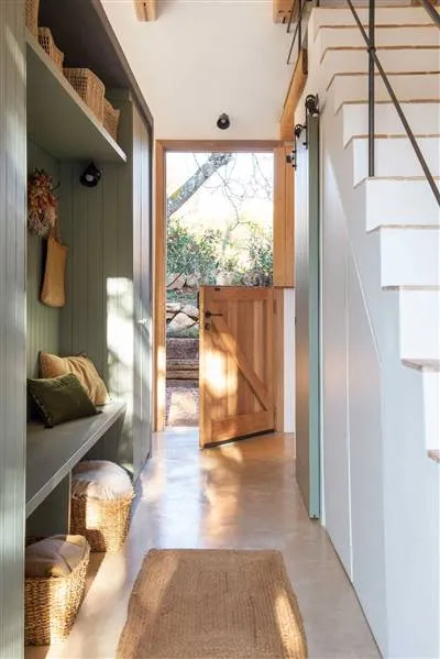 如何在小玄关中组织秩序和储物空间