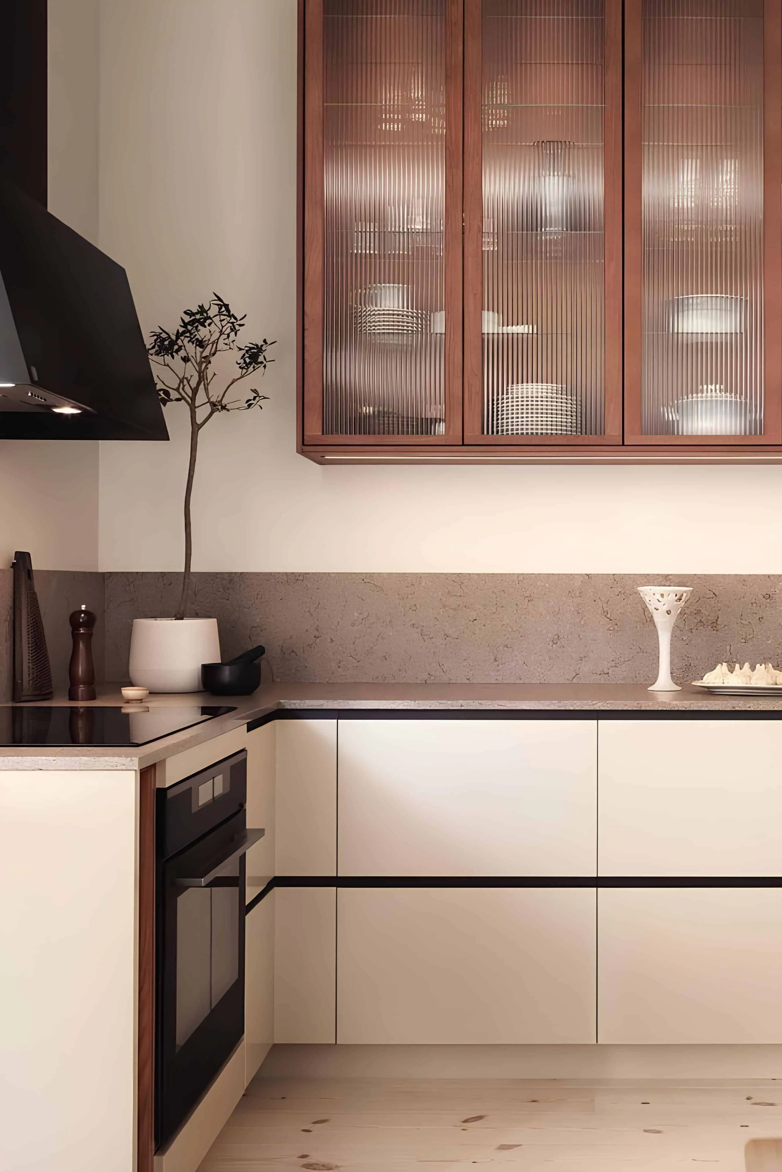 带有奶油色门板、石材台面和暖木纹的现代厨房