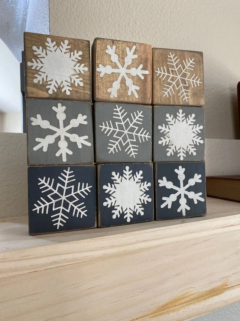 7. 手工红色木质雪花