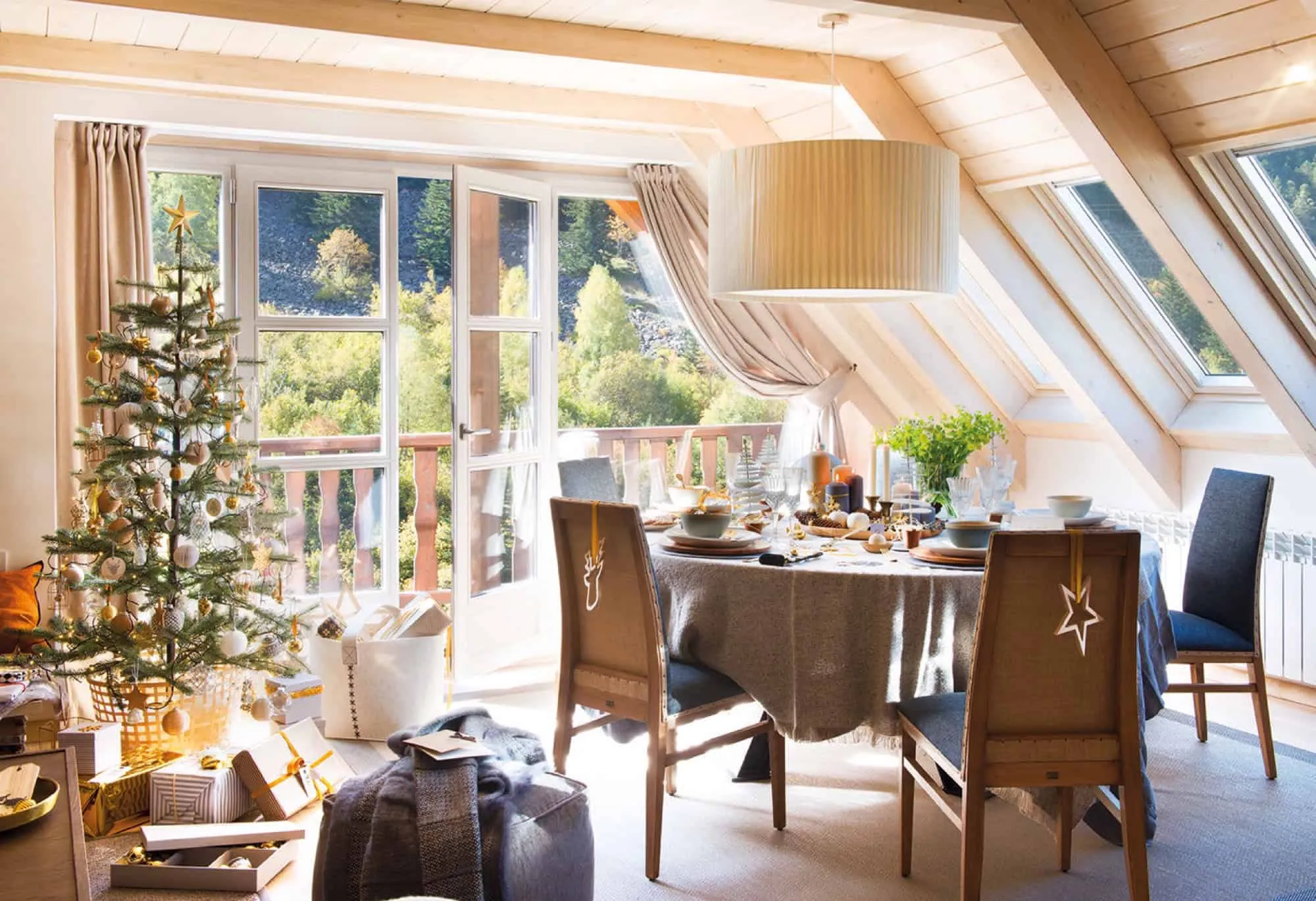 Kleiner Bergdoppelhaus mit nordischen Elementen in weißen und Holzmateria