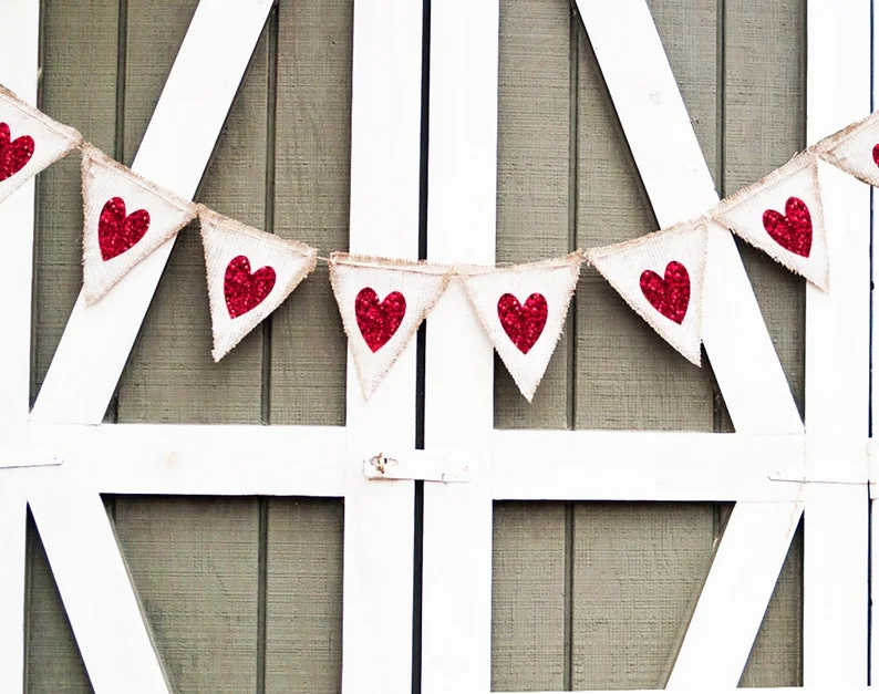 3. Corazones brillantes rojos sobre tela de terciopelo blanco rústica