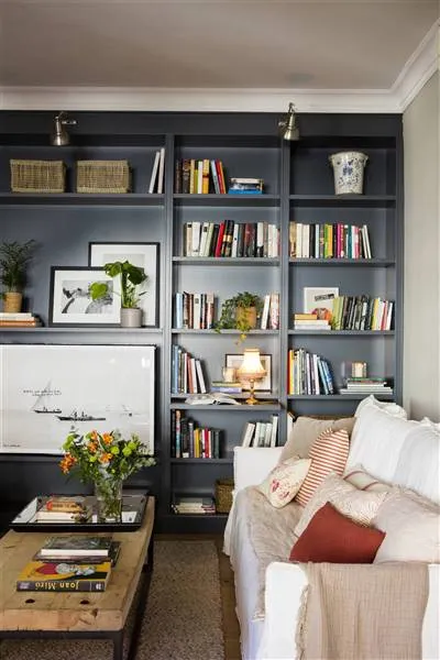 占据整面墙的客厅家具