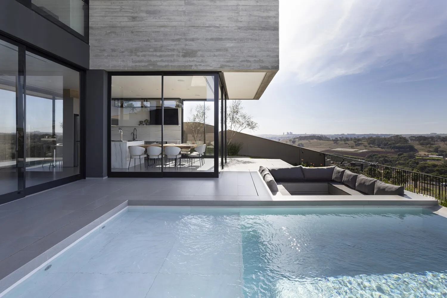 N2B Arquitetura的BC住宅：融入里贝拉乌普雷托坡地的现代建筑