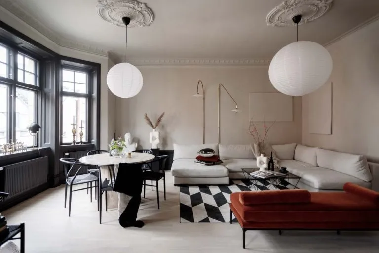 Великі вікна з чорними та білими рамами