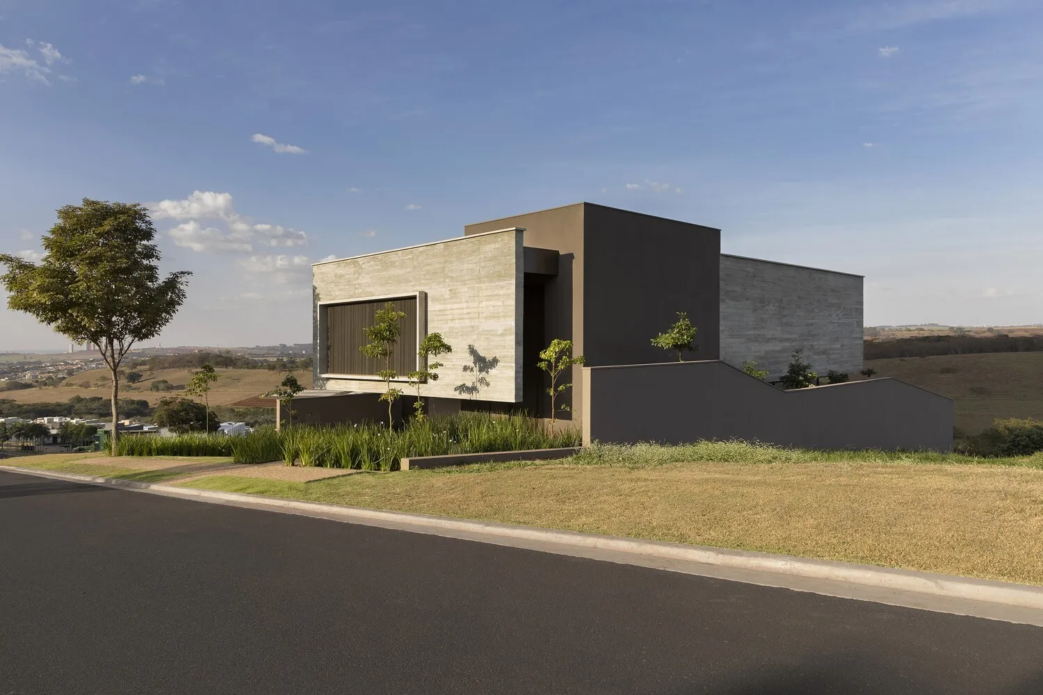 N2B Arquitetura的BC住宅：融入里贝拉乌普雷托坡地的现代建筑