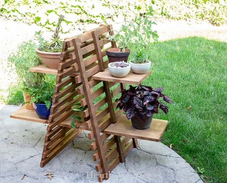 13. Soporte de plantas al aire libre DIY