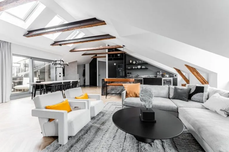 黑色厨房配阿拉伯斯卡大理石台面