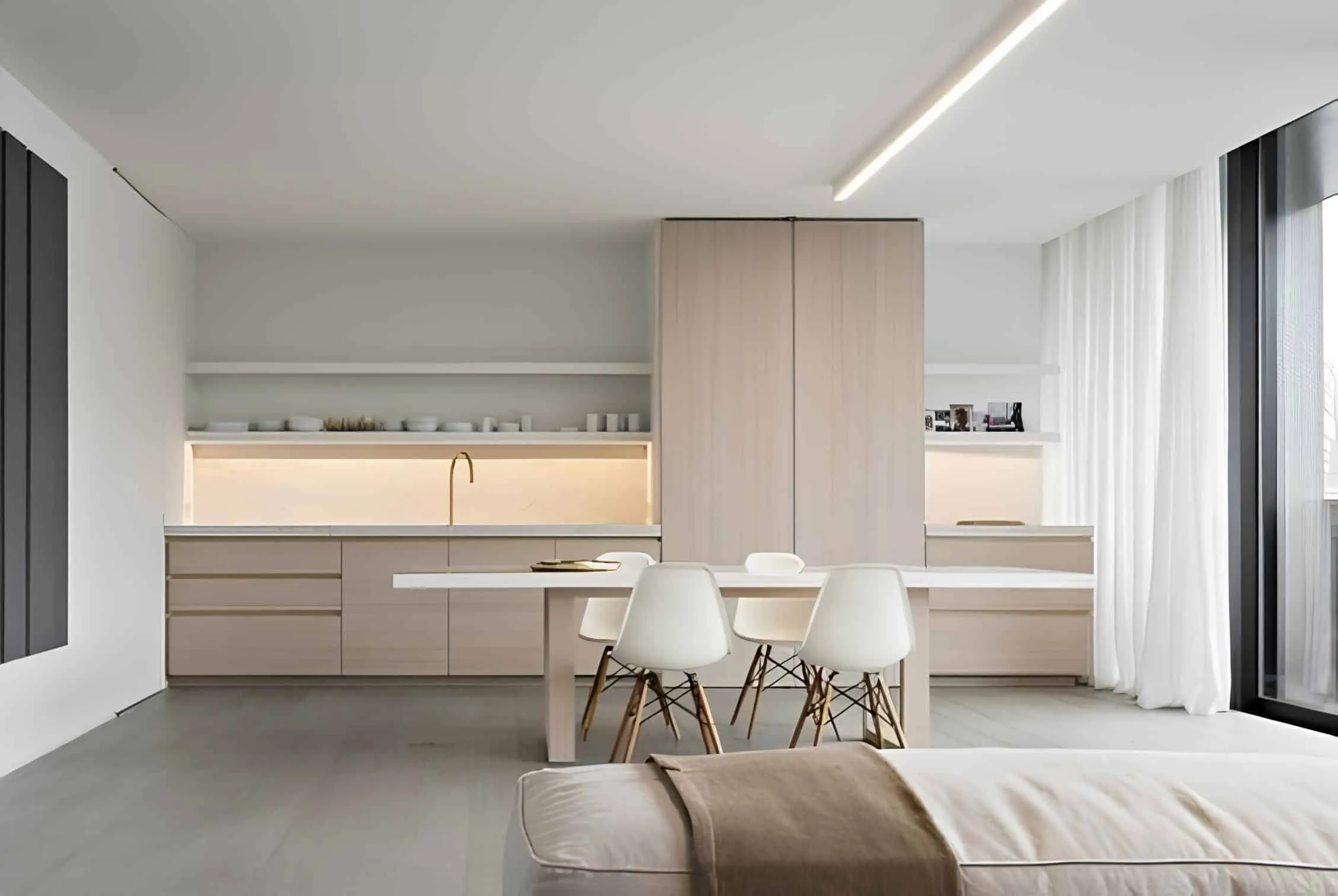 带木质装饰的宁静开放式厨房 带有瑞典木质装饰和白色设计的极简厨房空间