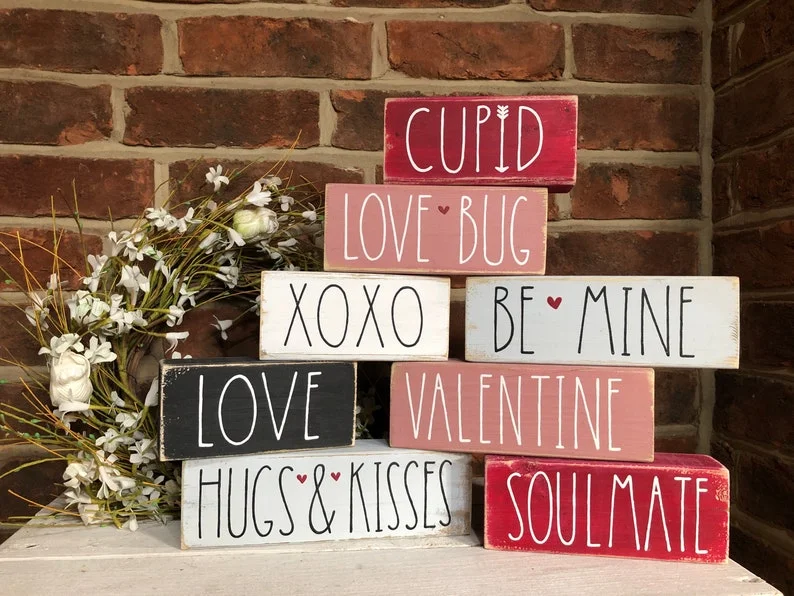 12. Tableros de madera a mano en estilo Rae Dunn para el Día de San Valentín