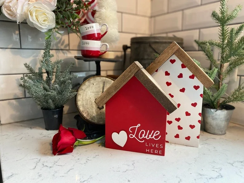 5. Mini-casa con la palabra Amor aquí