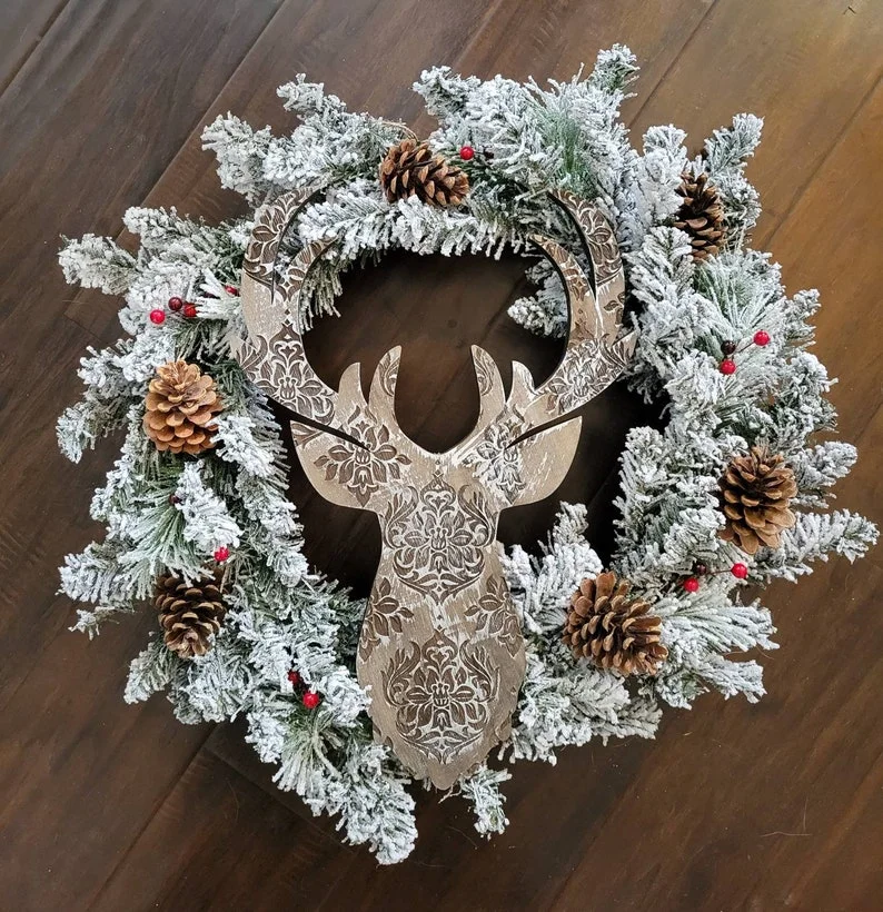 7. Wren de magia invernal con cabeza de ciervo, bellotas y bayas rojas