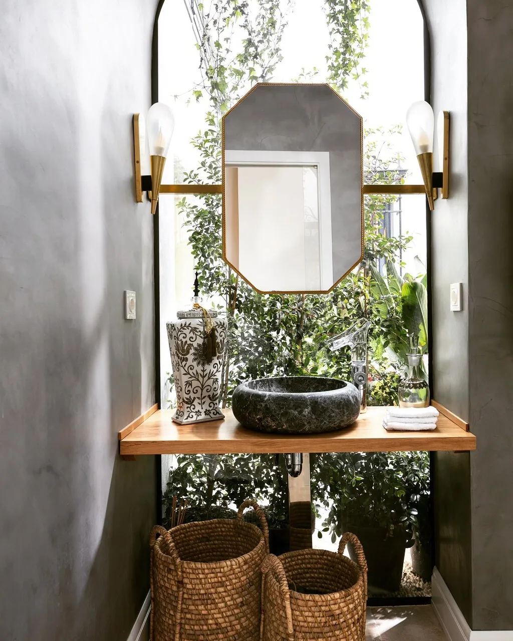 Baths with installation under the window without support on the wall