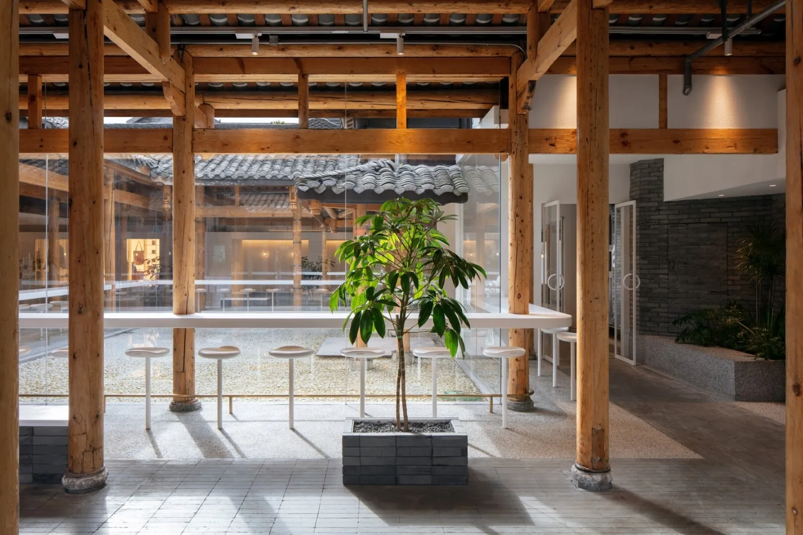 Arabica Kuanzhai Alley by B.L.U.E. Architecture Studio: A Contemporary Café in Chengdu’s Historic Courtyard