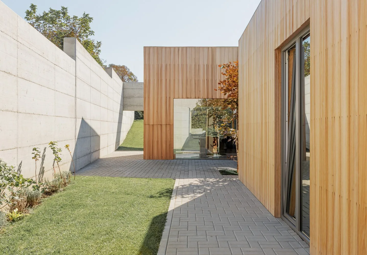 Villa Acer by Maxim Kaluzhak in Hintsesti, Moldova