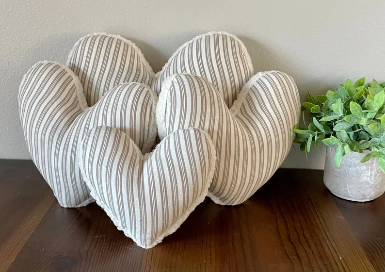 18. 棕色与米色条纹爱心枕